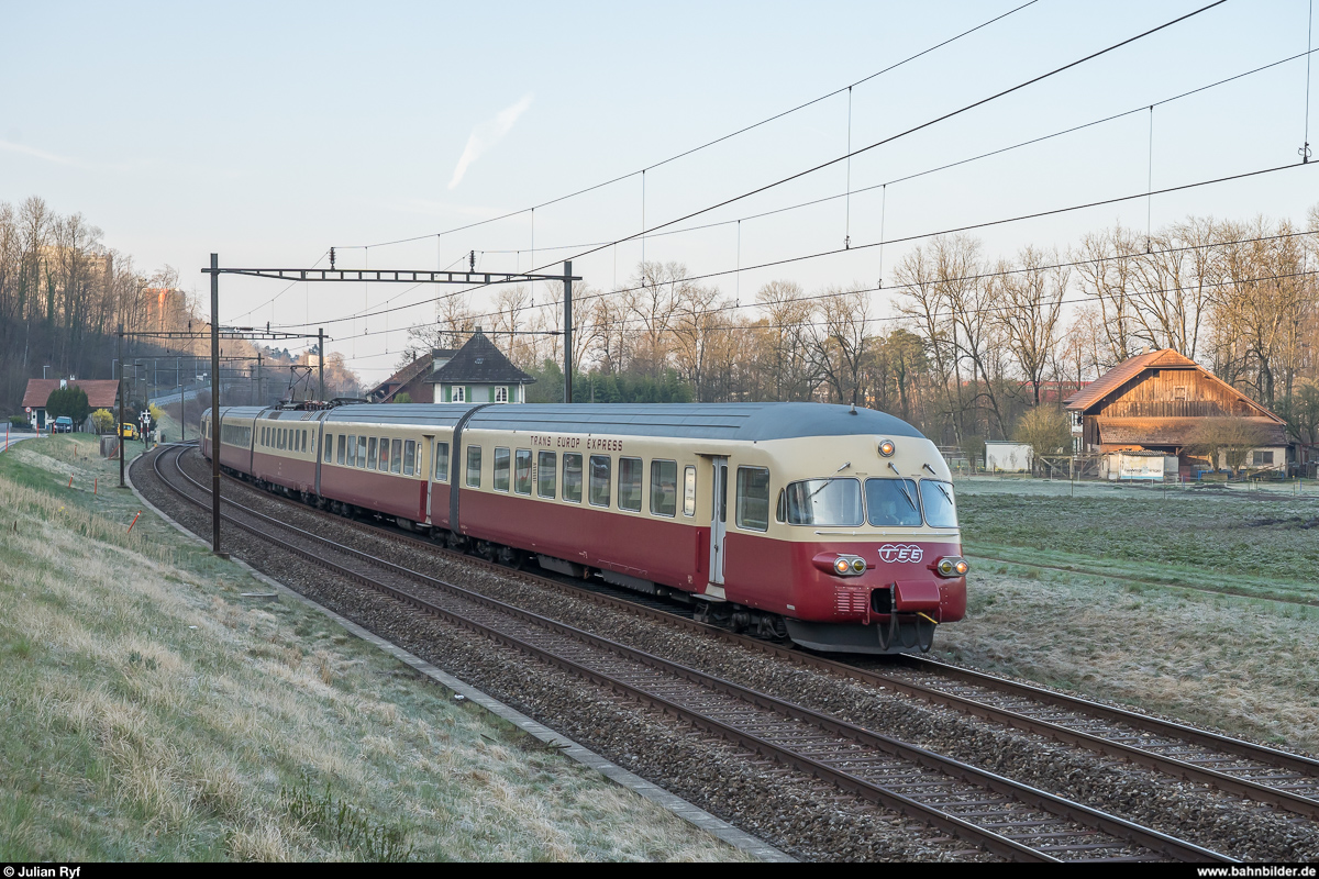 Am 31. März 2019 war der RAe TEE II 1053 auf Charterfahrt unterwegs von Aarau nach Vevey. Aufgenommen bei Busswil.