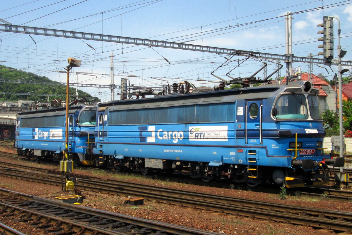 Am 31 Mai 2015 steht CD 230 095 -gemietet durch RTS- in Bratislava hl.st. und gönt sich eine Minute Pause.