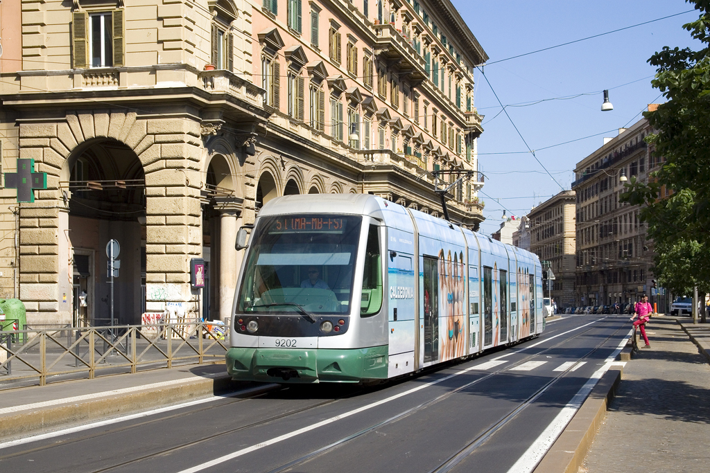Am 31. Mai 2017 ist TW 9202 als Linie 5 in Richtung Stazione Termini unterwegs und ist hier am Piazza Vittorio Emanuele II zu sehen. 