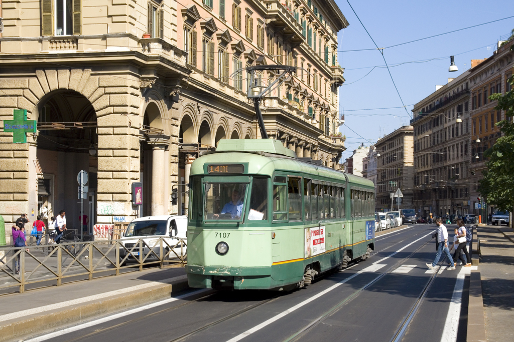 Am 31. Mai 2017 ist TW 7107 als Linie 14 in Richtung Stazione Termini unterwegs und ist hier am Piazza Vittorio Emanuele II zu sehen.