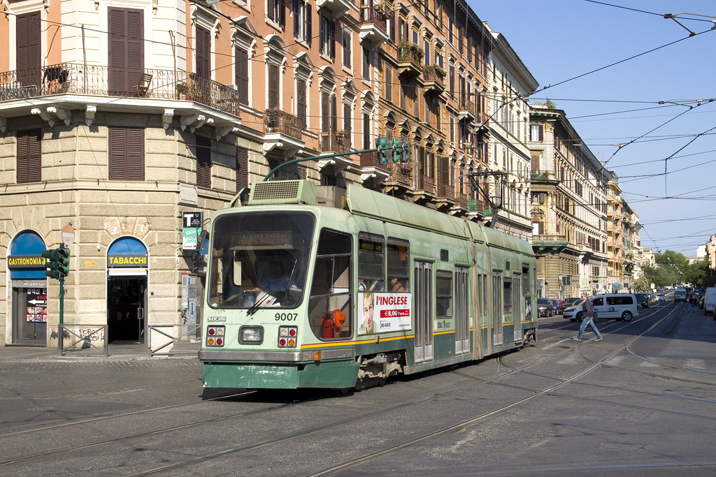 Am 31. Mai 2017 ist TW 9007 in der Via Principe Eugenio in Richtung Stazione Termini unterwegs. 