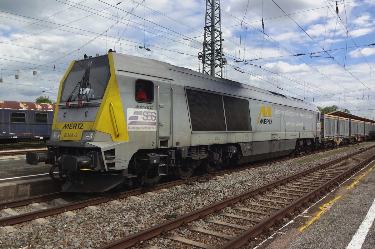 Am 31 Mai 2019 steht Voith-Maxima 263 006 in Nördlingen.