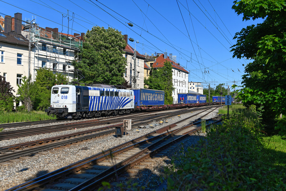 Am 31. Mai 2021 kam die 151 018 von Lokomotion ab München Ost Rbf vor dem DGS 41850 von Trieste Campo Marzio nach Krefeld Uerdingen zum Einsatz. Die ehemaligen Bundesbahn Sechsachser lassen sich bei Lokomotion leider immer seltener vor Zugleistungen beobachten. Relativ verlässlich sind Einsätze vor dem KLV-Zug zwischen Ludwigshafen und Wels oder dem Wolfurt-Shuttle - beide verkehren jedoch bei Dunkelheit. Daher betätigte ich bei Durchfahrt des Zuges in München Süd erfreut den Auslöser, auch wenn der Beladungszustand etwas zu wünschen übrig ließ. Auch habe ich mich bei der Länge der Lok etwas verschätzt, das davor liegende Sperrsignal wurde hier digital abgebaut.  