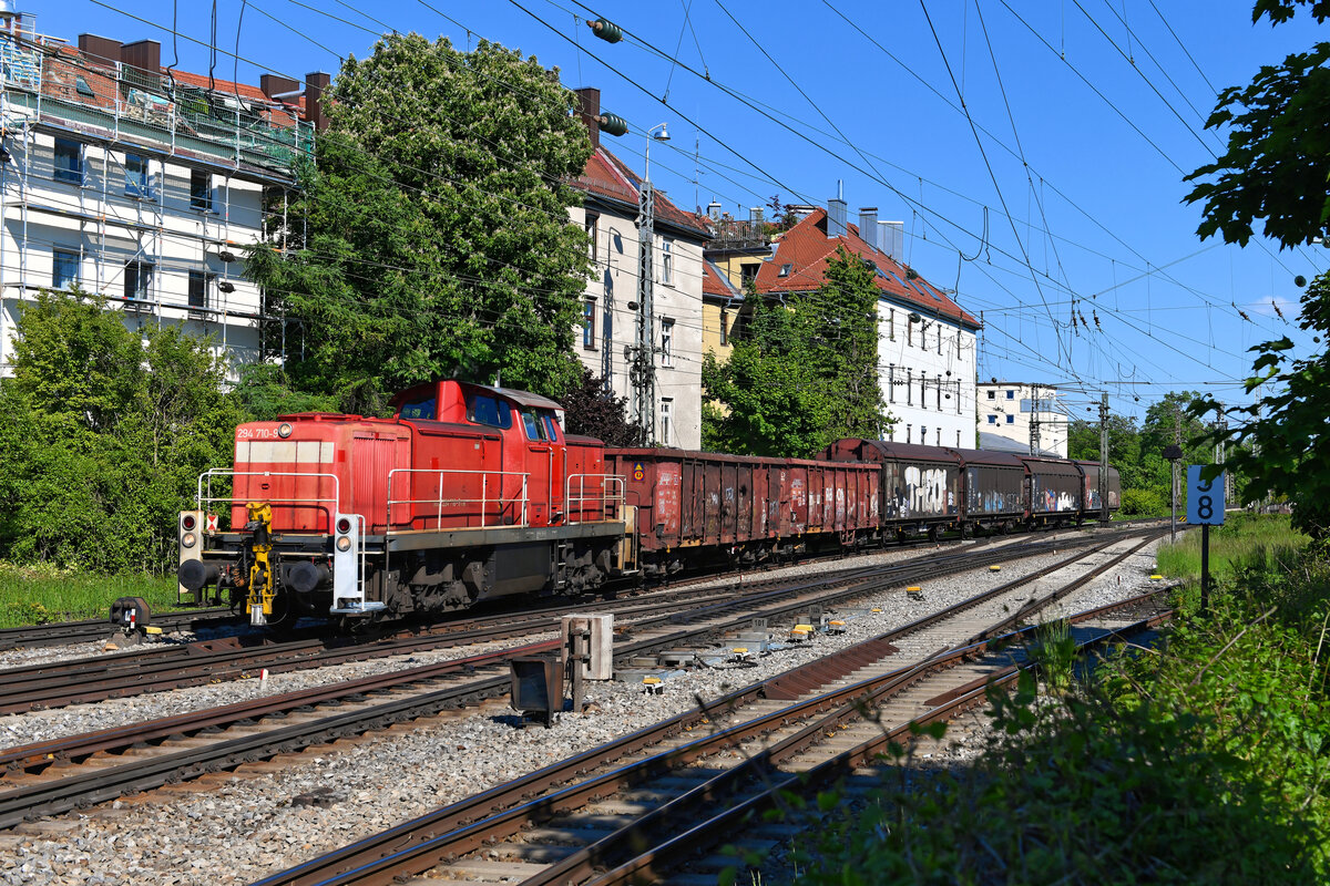Am 31. Mai 2021 konnte ich die 294 710 mit der Übergabe aus Feldkirchen bei der Einfahrt in den Bahnhof München Süd aufnehmen. So ein Bild mutet inzwischen nostalgisch an. In der bayerischen Ladeshauptstadt gibt es inzwischen kaum noch bediente Anschlüsse mit Einzelwagenverkehr.