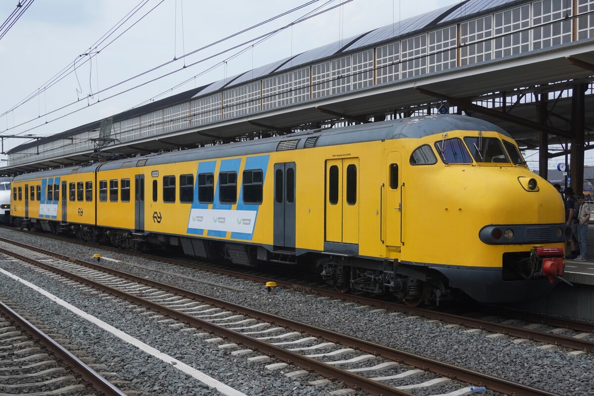 Am 31 Mai 2026 trafen sich die drei letzte betriebsf�hige Elektrotriebz�ge der Reihe PLan V Viktor/Mat'64 in Amersfoort f�r das 60.Jahresjubil�um dieses Typs. Die gelbe 876 des NSM war aus Utrecht gekommen mit Werbung auf die blaue digonale B�nde -wie es bis 1990 auf diese Triebz�ge �blig war.