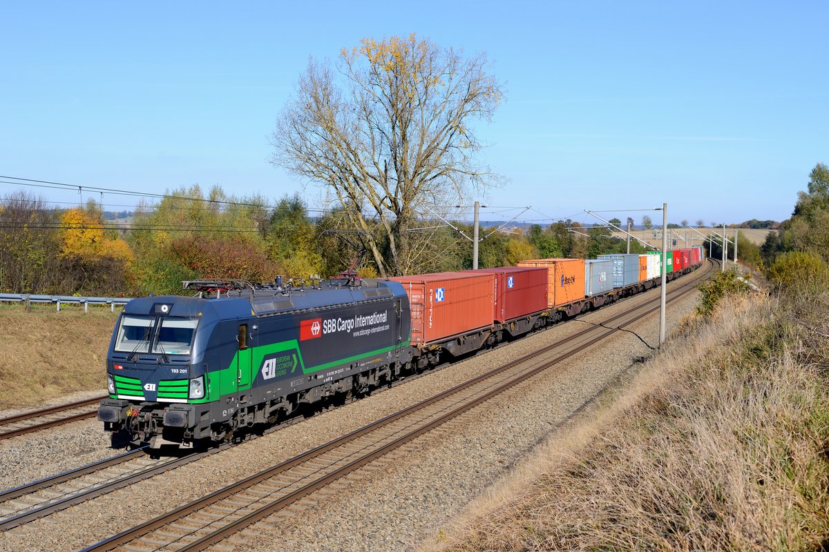 Am 31. Oktober 2016 brachte die an SBB Cargo vermietete 193 201 den recht kurzen Containerzug DGS 91103 von Nürnberg Hafen nach München Riem. Bei Vierkirchen hat sie das Ziel ihrer Fahrt bald erreicht.
