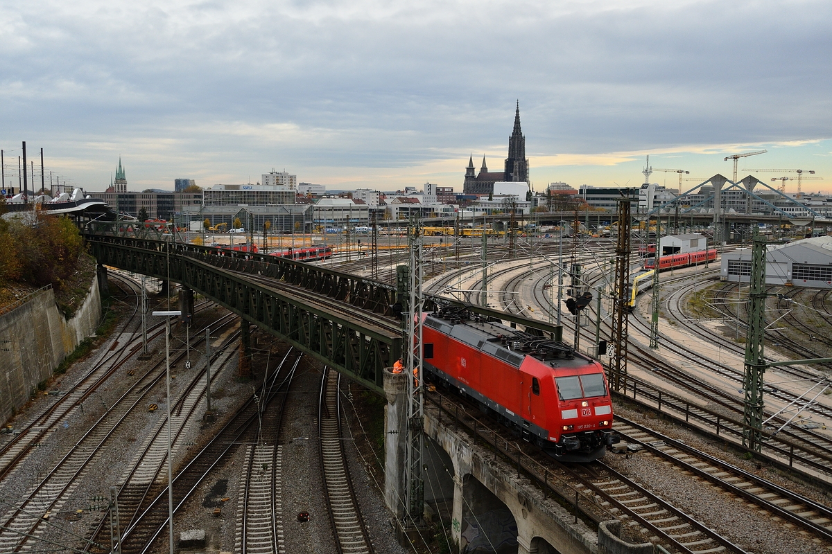 Am 31. Oktober 2018 hat 185 030 einen von 185 350 gezogenen Taoos-Ganzzug aus Ulm Rangierbahnhof auf die Schwäbische Alb nachgeschoben und kehrte anschließend solo wieder zurück nach Ulm.