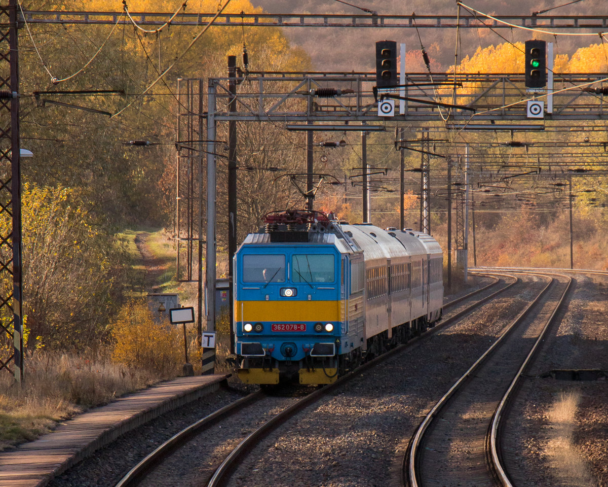 Am 31. Oktober 2018 war 362 078-8 mit einem Schnellzug in Zelenice nad Bilinou unterwegs nach Usti nad Labem. 