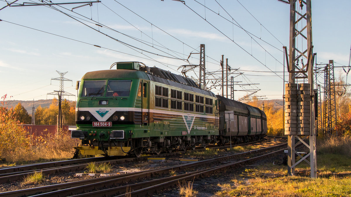 Am 31. Oktober 2018 war 184 504-9 gerade dabei, das Firmengelände des Kraftwerkes Kadan-Prunerov zu befahren. 