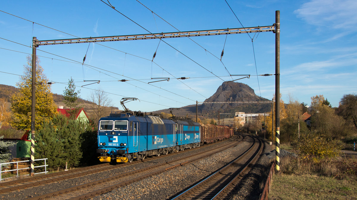 Am 31. Oktober 2018 waren 363 510-9 und 363 592-6 mit einem Holzzug in Zelenice nad Bilinou unterwegs nach Westen. 