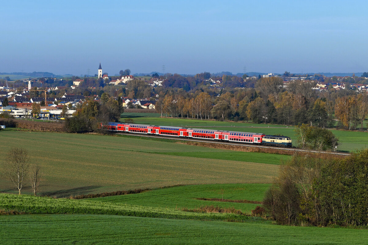 Am 31. Oktober 2022 schob die 218 460 die RB 27032 von Mühldorf nach München HBF. Kurz vor Dorfen hat der Zug seine Fahrt schon verlangsamt, da ein Kreuzungsaufenthalt bevorstand. Die ozeanblau-beige Maschine der Westfrankenbahn war im Herbst längerfristig an die Südostbayernbahn verliehen. Im Februar 2023 erlitt die Lok dort vor einem Zug der RB 40 Linie leider einen Schaden am Turbolader. Dies verschaffte ihr auch ein gewisses Medienecho, da der durch diesen Defekt entstehende Qualm von der Lüftungsanlage der Doppelstockwagen angesaugt wurde und einige Reisende Rauchvergiftungen erlitten. Nachdem einen Tag später ein ähnlicher Schaden bei einer weiteren mit dem MTU 4000 R41 Motor ausgerüsteten 218 auftrat, wurde angewiesen, alle Loks mit diesem Triebwerk abzustellen. 