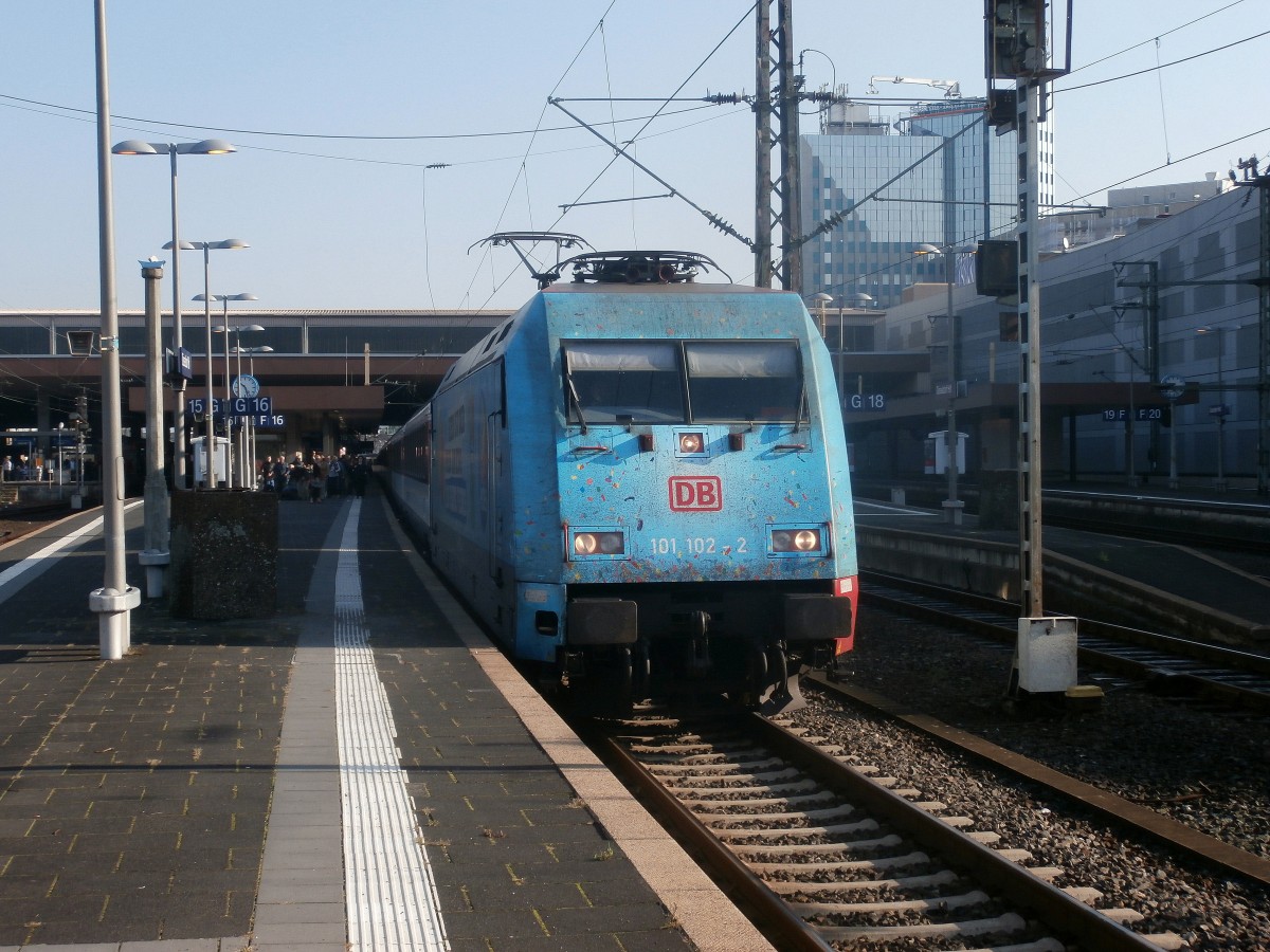 Am 3.10 kam die 101 102  110 jahre Vedes  mit dem EC nach Zürich in den Düsseldorfer HBF eingefahren. Früher fuhr sie mit der Beklebung  Wir Meschen sind alle gleich .

Düsseldorf 03.10.2014