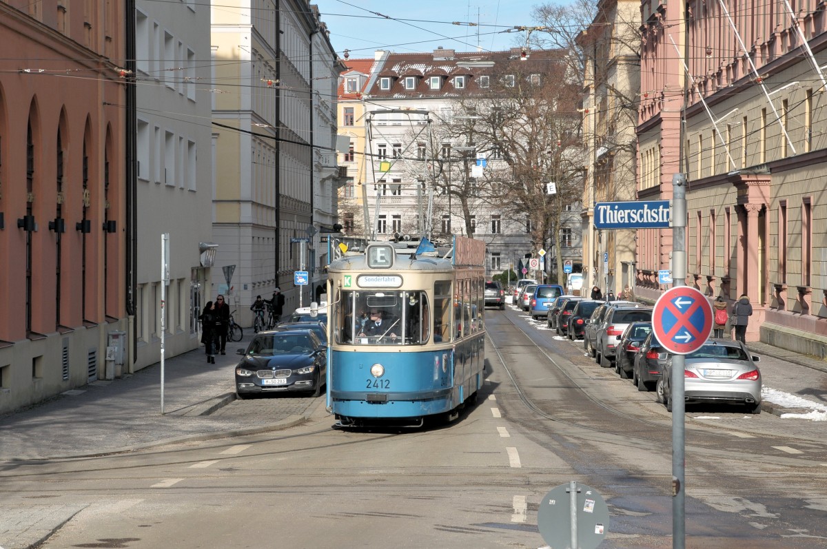 Am 31.01.15 wurde 2412 als Sprachentram der VHS München eingesetzt, hier am Maxmonument