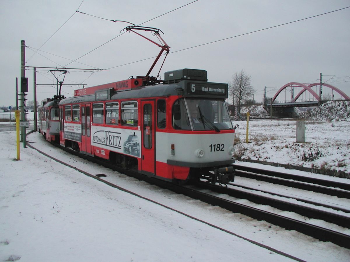 Am 31.01.2005 war ein Tatra-Großzug der Halleschen Verkehrs AG, unter Führung von T4D-C 1182 unterwegs auf Linie 5 von Heide nach Bad Dürrenberg. Hier hat der Zug gerade die Bahnstrecke Leipzig - Weißenfels unterquert und wird in Kürze die Haltestelle Kirchfährendorf erreichen.