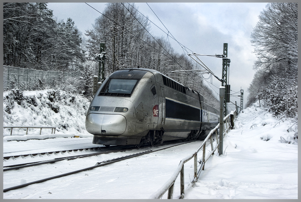 Am 31.01.2010 ist dieser TGV von Paris nach Frankfurt unterwegs.
Hier passiert er gerade St. Ingbert, das zwischen Saarbrücken und Kaiserslautern liegt.