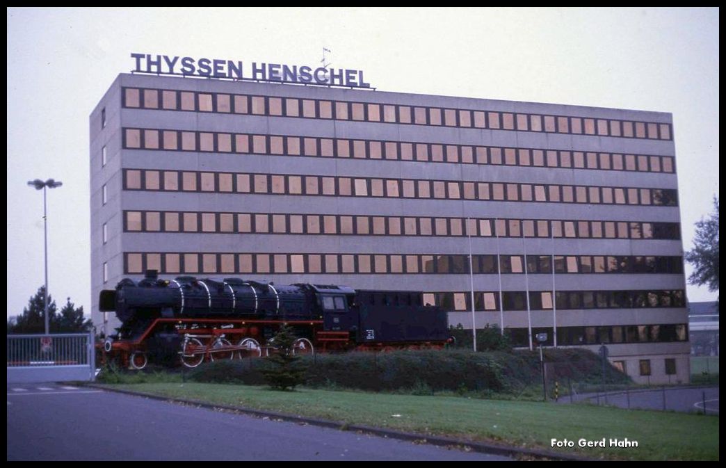 Am 3.101990 stand die Dampflok 44481 noch als Denkmal vor dem Bürohochhaus von Thyssen Henschel. Inzwischen hat sich einiges verändert und die Lok wurde in den Bestand des technischen Museums in Kassel übernommen.