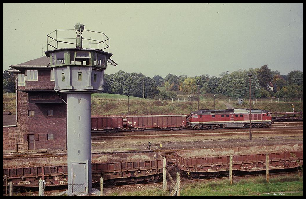 Am 3.10.1990 standen zum Teil noch die alten Grenz Wachtürme der DDR. Dieser hier steht im Bahnhof Gerstungen, wo gerade eine unbekannte 132zig mit einem Güterzug verkehrt.