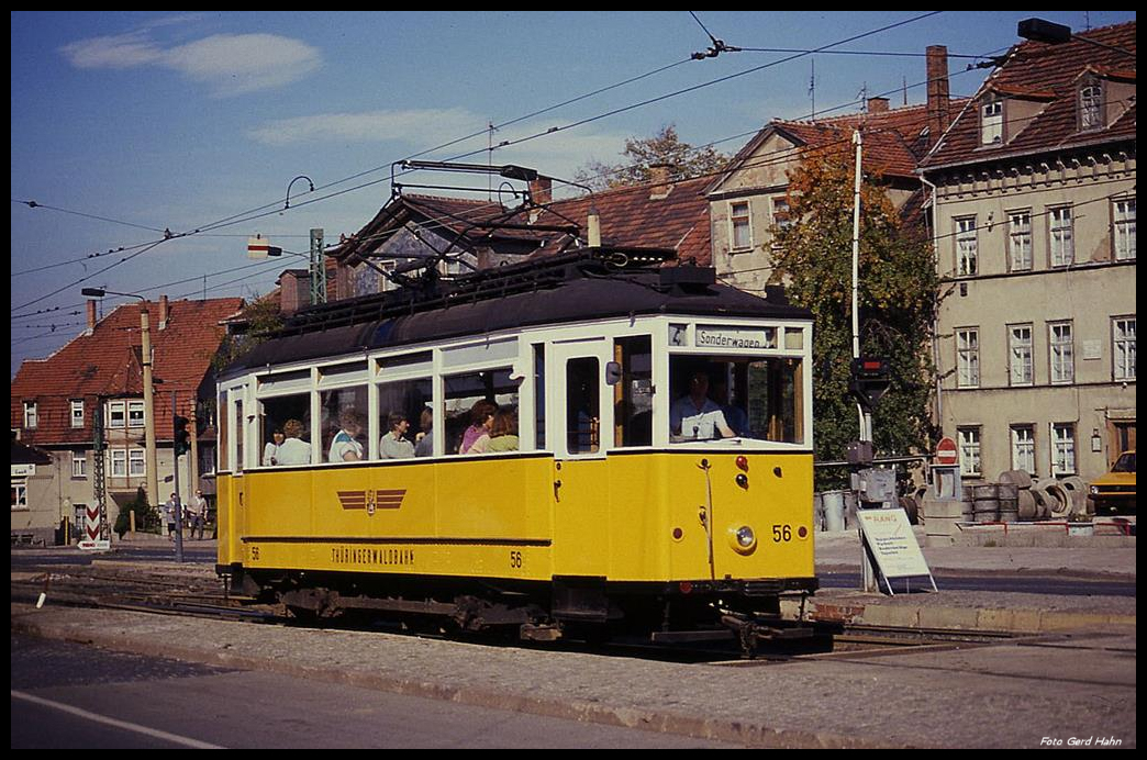 Am 3.10.1990 war auch dieser Oldtimer Triebwagen 56 der Thüringer Wald Bahn im Einsatz. Er ist hier in der Innenstadt von Gotha auf dem Weg in Richtung Hauptbahnhof.