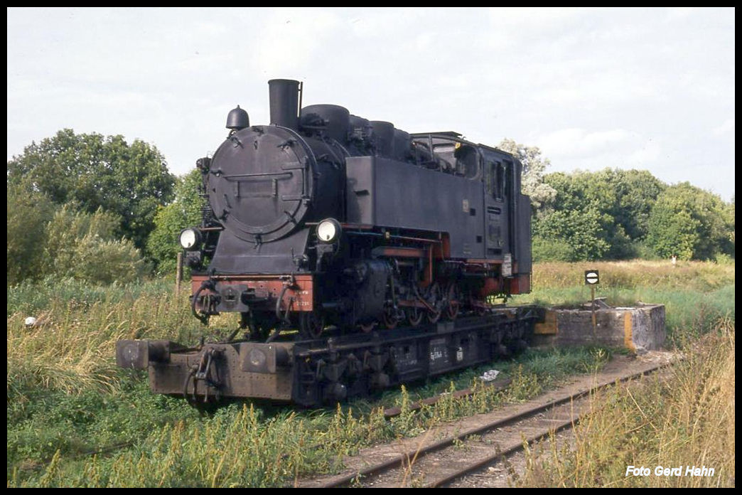 Am 3.10.1991 stand diese mir unbekannte Dampflok des Rasenden Roland ohne Nummer auf einem Rollwagen im schmalspurigen Teil des Bahnhof Putbus.