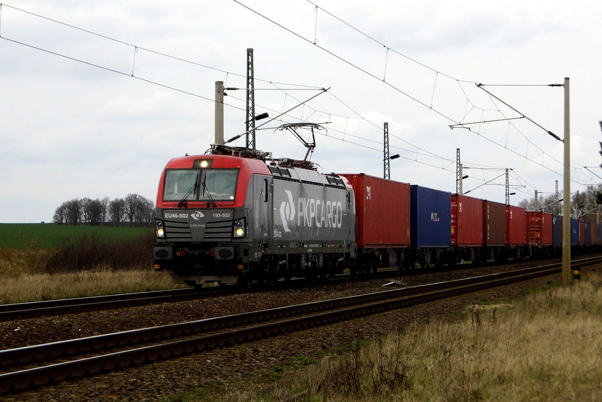 Am 31.03.2016 kam die EU46-502 ( 5370 014-0 ) von der PKP Cargo aus der Richtung Stendal nach Demker und fuhr weiter in Richtung Magdeburg .