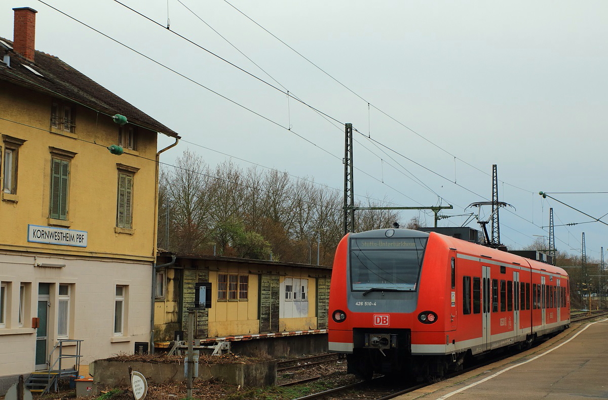 Am 31.03.2016 steht 426 510-4 abfahrbereit nach Stuttgart-Untertürkheim in Kornwestheim Pbf 
