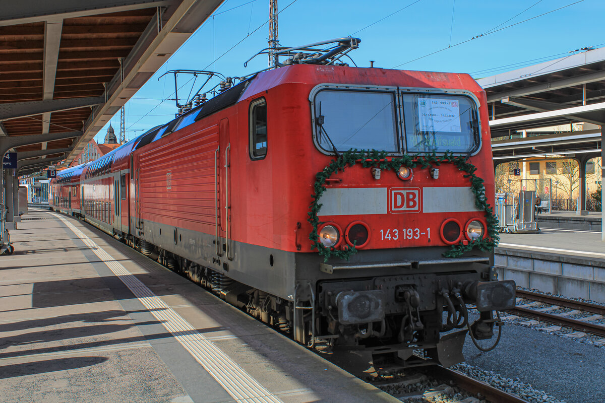 Am 31.03.2022 hatte die 143 193 ihren letzten Einsatztag bei DB Regio. Die Lok benötigt eine Drehgestellrevision. Momentan abgestellt in Niederau. Aufgenommen, hier zu sehen im stralsunder Hbf mit dem RE7 nach Greifswald.
