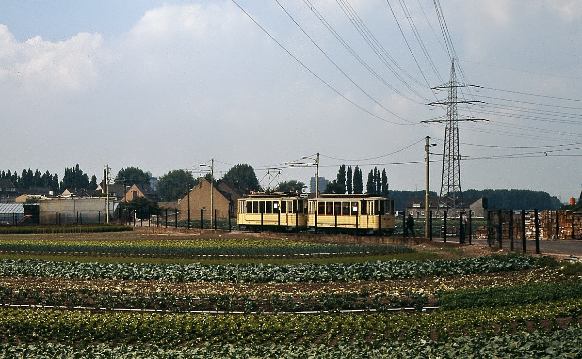 Am 31.05.1986 wendet die Rheinbahn-Museumsgarnitur Tw 583/Bw 797 im Hammer Gleisdreieck