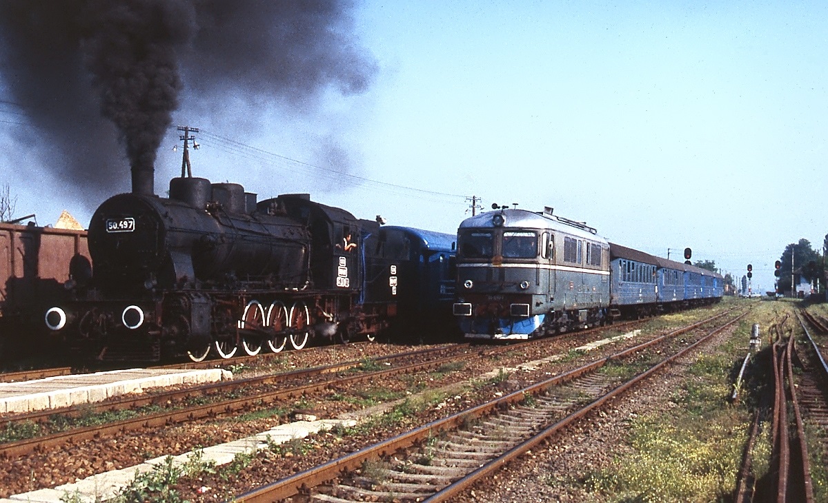 Am 31.05.1995 wird die CFR 50.497 vor einem Sonderzug von einer 060 mit einem Personenzug auf der Strecke von Sebes nach Sibiu überholt. Bei der 50.497 handelt es sich einen Malaxa-Nachbau der preußischen G 10. Insgesamt besaß die CFR 805 Maschinen dieser Baureihe, teilweise Original-G 10, teilweise Nachbauten.