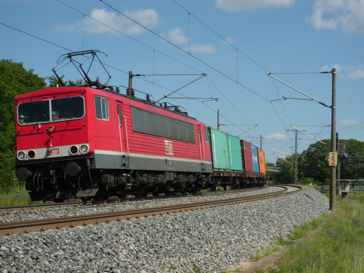 Am 31.05.2014 kam MEG 701 (155 124) mit einem Containerzug aus Richtung Stendal und fuhr weiter in Richtung Wittenberge.