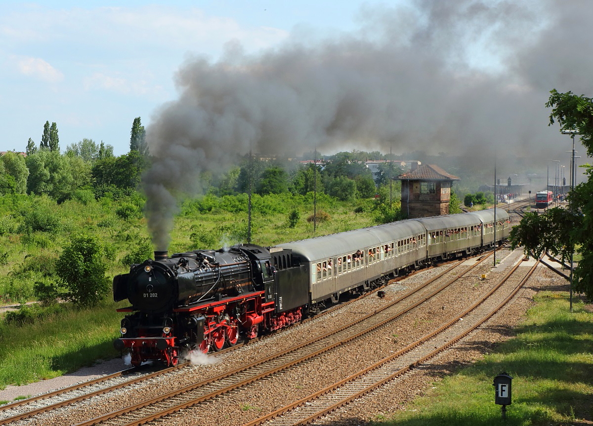 Am 31.05.2014 verlässt 01 202 mit einem Sonderzug nach Neustadt/Weinstraße den Bahnhof Landau/Pfalz