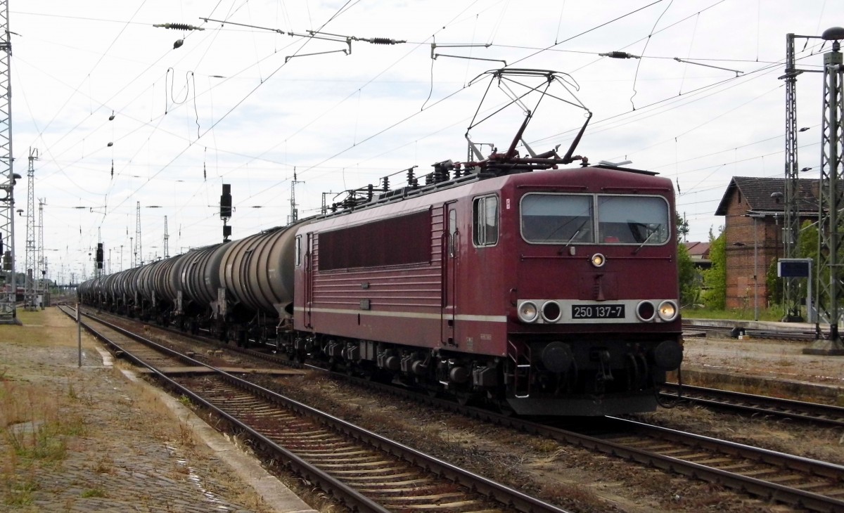 Am 31.05.2015 kam die 250 137-7 von der LEG Leipziger Eisenbahn GmbH. aus Richtung Salzwedel nach Stendal und fuhr weiter in Richtung Magdeburg .