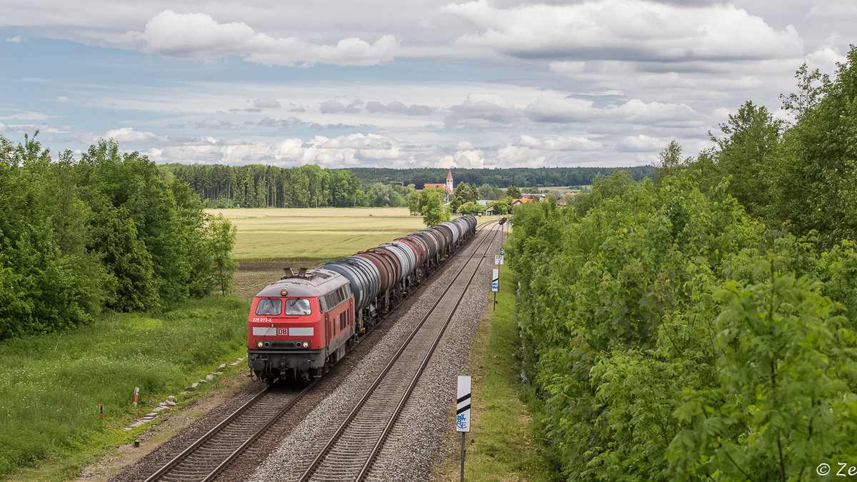 Am 31.05.2016 war 225 073-6 mit einem Kesselwagenzug auf der Südbahn in Richtung Österreich unterwegs.