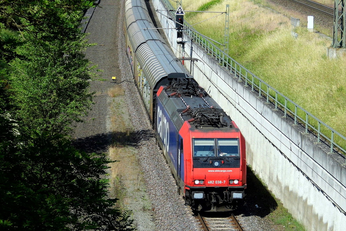 Am 31.05.2018 kam die 482 038-7 von der LOCON LOGISTIK & CONSULTING AG, (SBB Cargo) aus Richtung Braunschweig nach Stendal . 