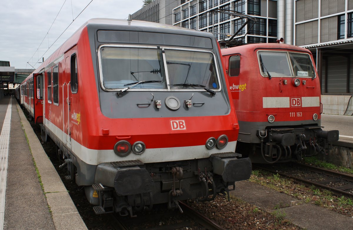 Am 31.05.2019 stehen die RB19967 von Heilbronn Hauptbahnhof und 111 163 mit dem RE22021 nach Tübingen Hauptbahnhof im Stuttgarter Hauptbahnhof nebeneinander. 