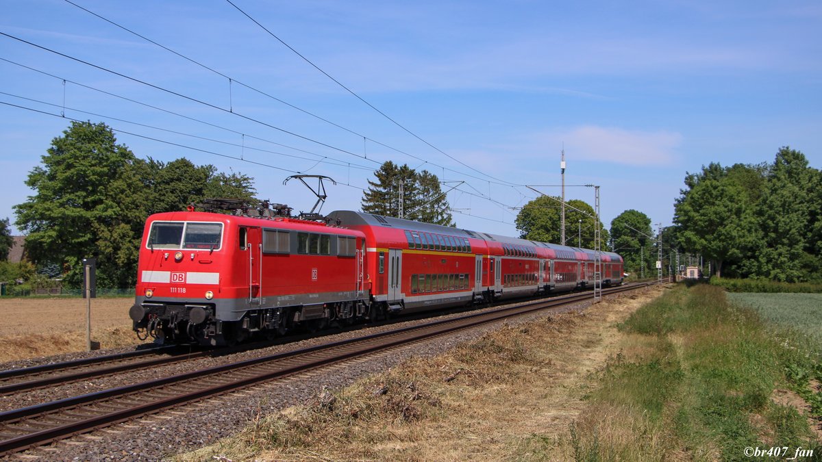 Am 31.05.2020 zog die äußerst zuverlässige Schnellzuglokomotive 111-118 einen Dosto Park im Rahmen einer RE 4 Leistung.
Das Bild entstand in Würm bei Geilenkirchen.
Geilenkirchen, 31.05.2020