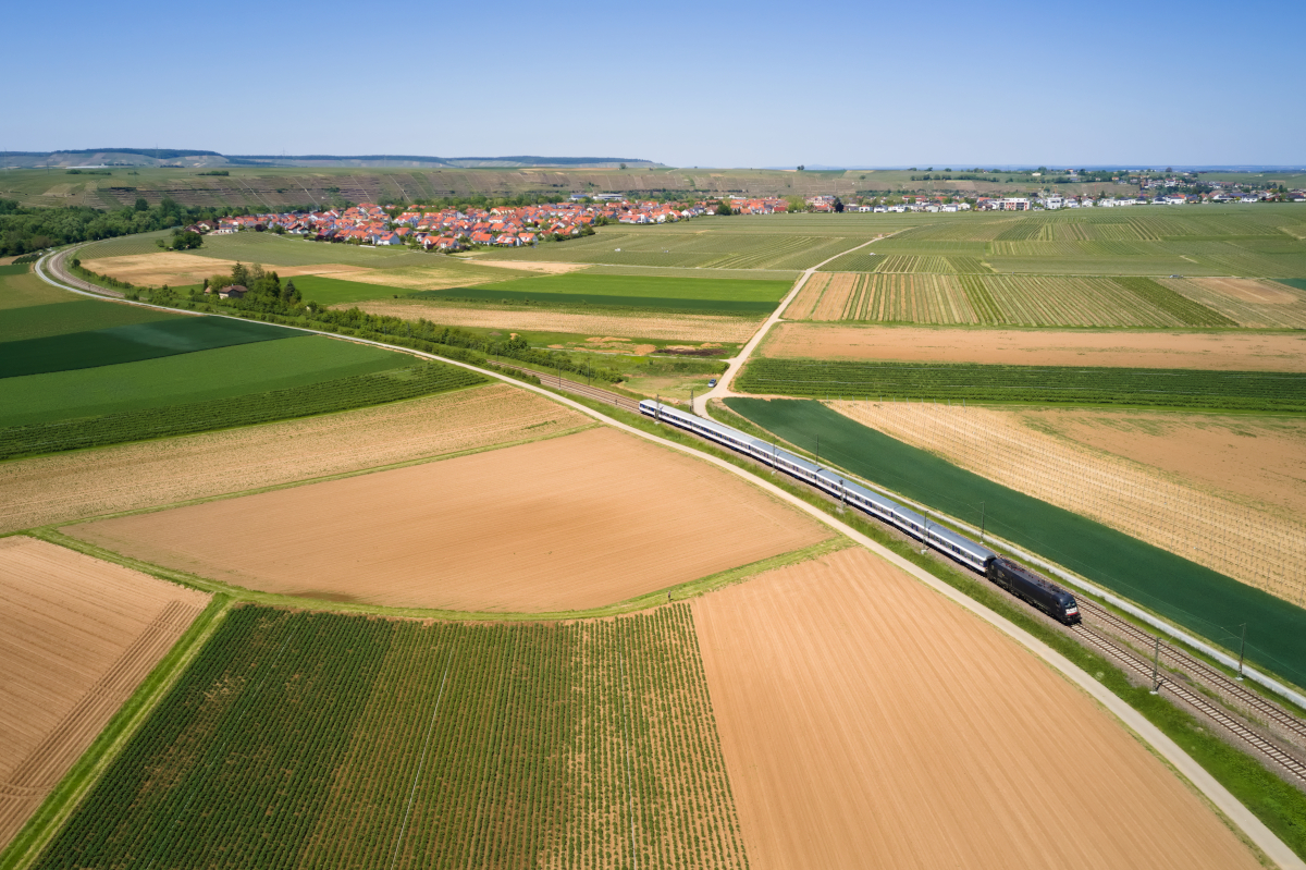 Am 31.05.2021 ist dieser RE10 Ersatzzug südlich von Lauffen in Richtung Stuttgart unterwegs.