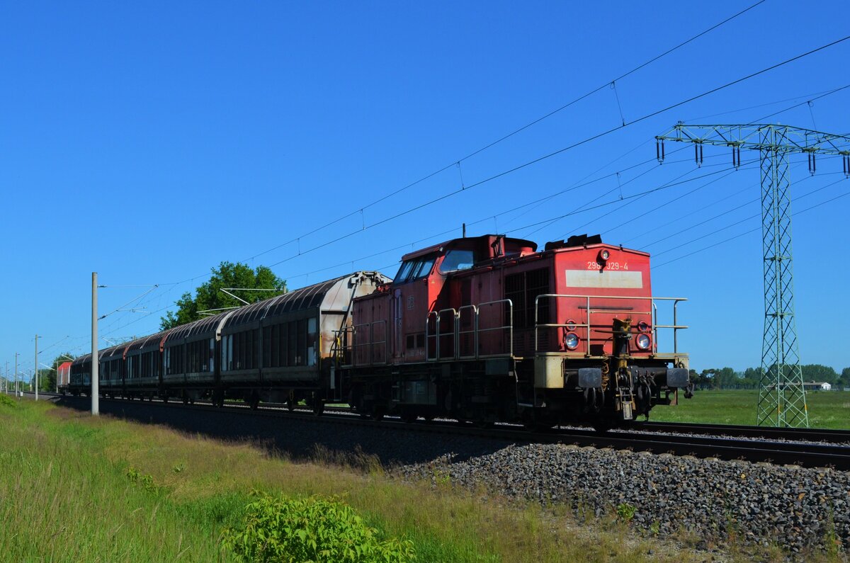 Am 31.05.21 war 298 329-4 mit einem kleinem Güterzug aus Richtung Wittenberge in Richtung Nauen unterwegs.