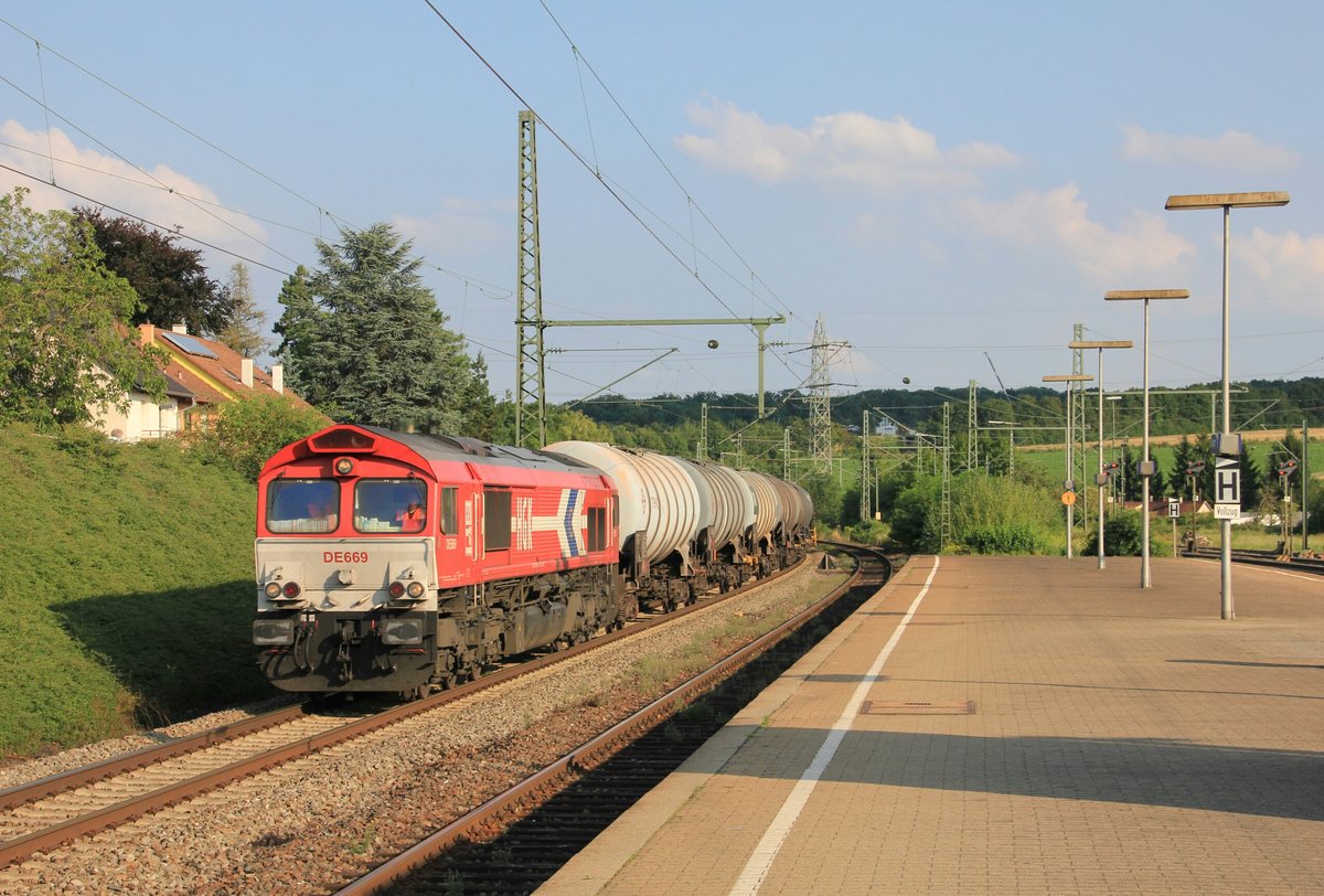 Am 31.07.2014 fährt 266 669 mit Kesselwagenganzzug durch den Bahnhof Asperg. 