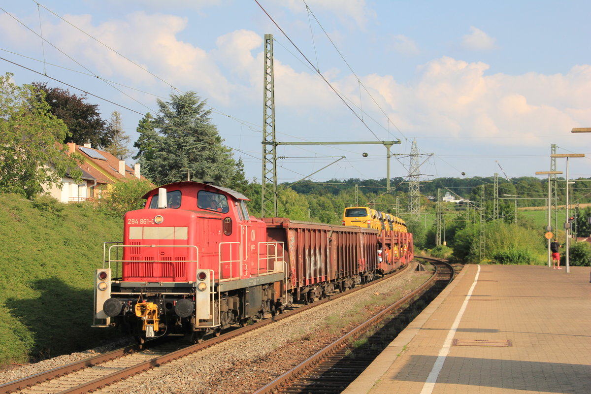 Am 31.07.2014 fährt 294 661 mit kurzem gemischtem Güterzug durch Asperg. 