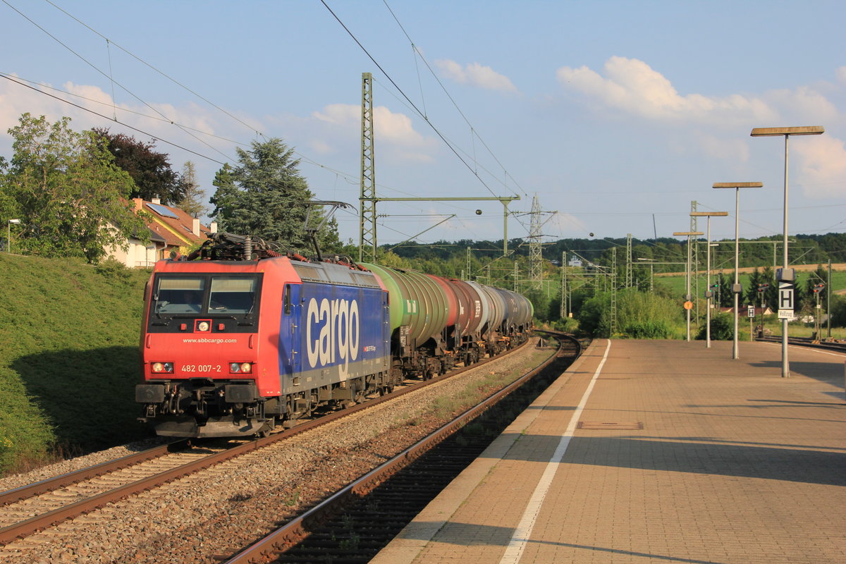 Am 31.07.2014 fährt 482 007 mit Kesselwagenganzzug den Bahnhof Asperg. 