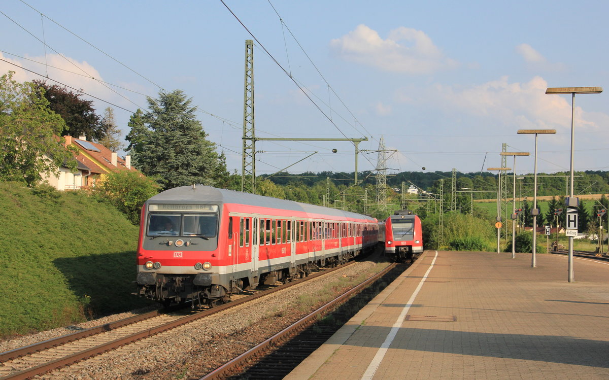 Am 31.07.2014 fährt RB Stuttgart-Heilbronn durch Asperg und überholt dabei die einfahrende S5 Stuttgart-Schwabstraße - Bietigheim-Bissingen. 