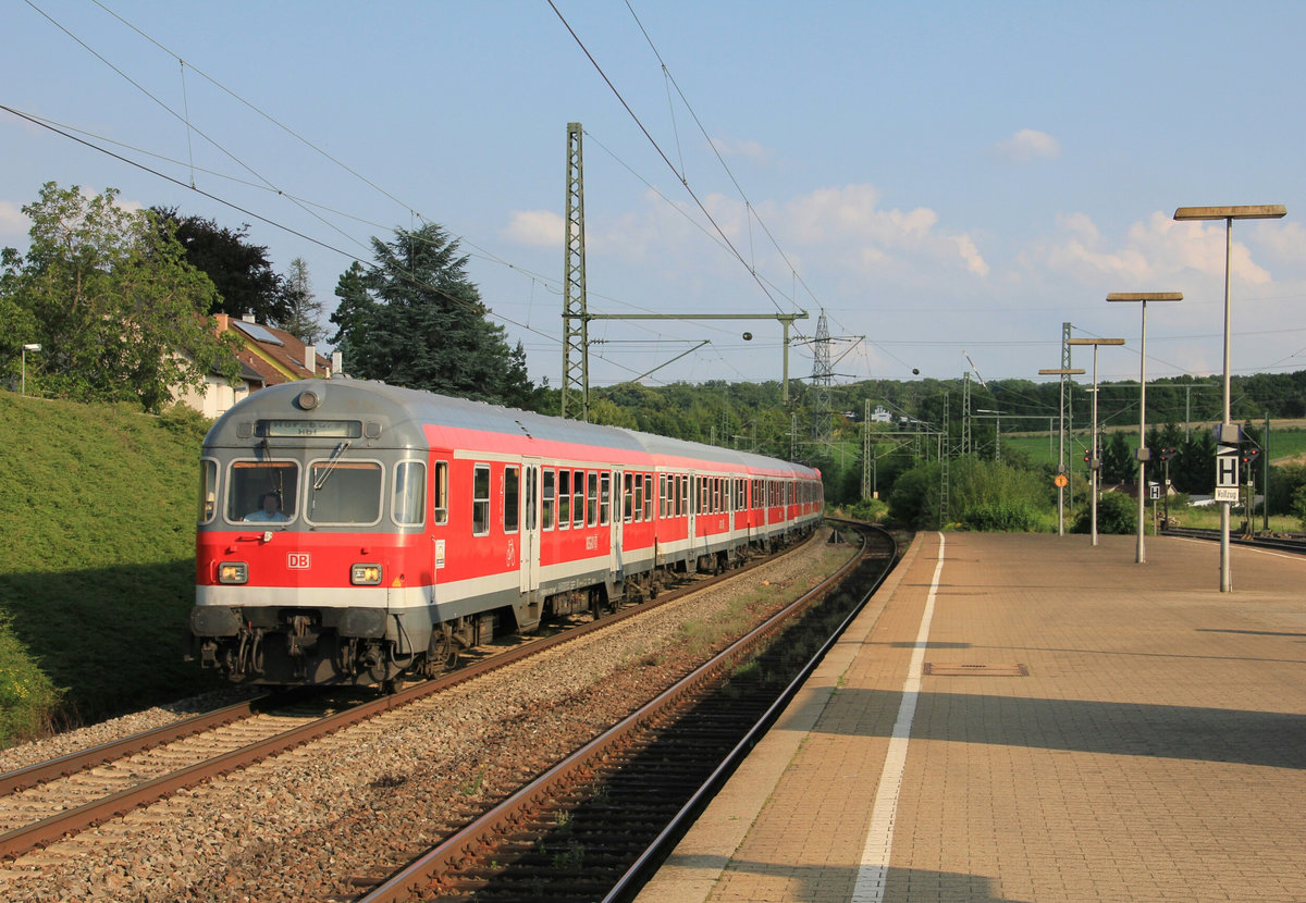 Am 31.07.2014 fährt RE Stuttgart-Würzburg angeführt von einem Karlsruher Kopf durch den Bahnhof Asperg. 