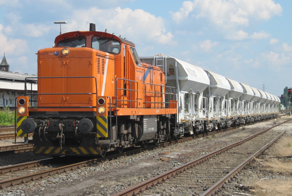 Am 31.07.2014 ist die Northrail Mak G 1600 BB (98803295970-8) im Bahnhof Neheim-Hüsten für Bauzugzwecke im Einsatz auf der KBS 435.