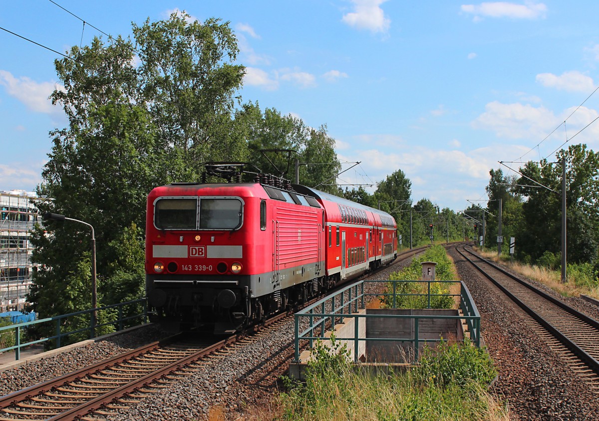 Am 31.07.2015 fährt die 143 339-0 mit der RB 17221 (Zwickau (Sachs) Hbf - Dresden Hbf) in den Haltepunkt Zwickau-Pölbitz.