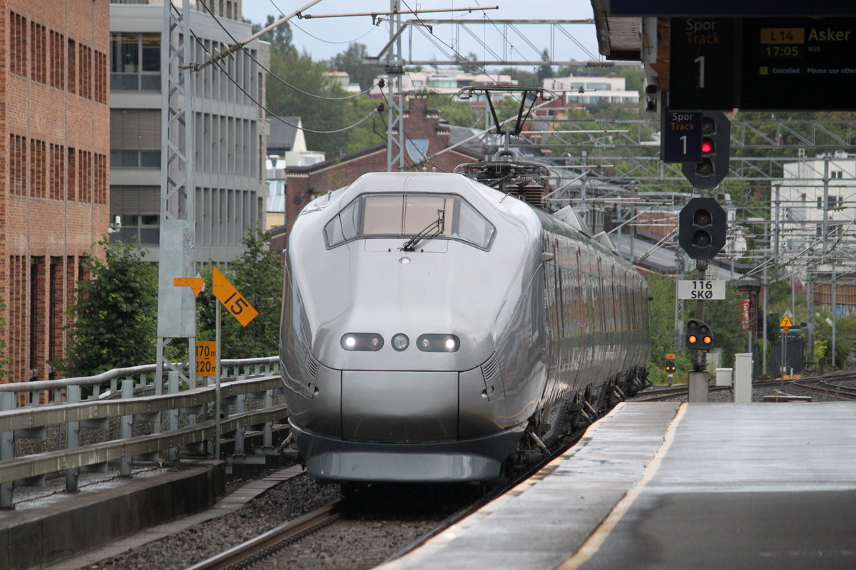 Am 31.07.2017 erreicht ein Flytoget nach Drammen den Bahnhof Skøyen.