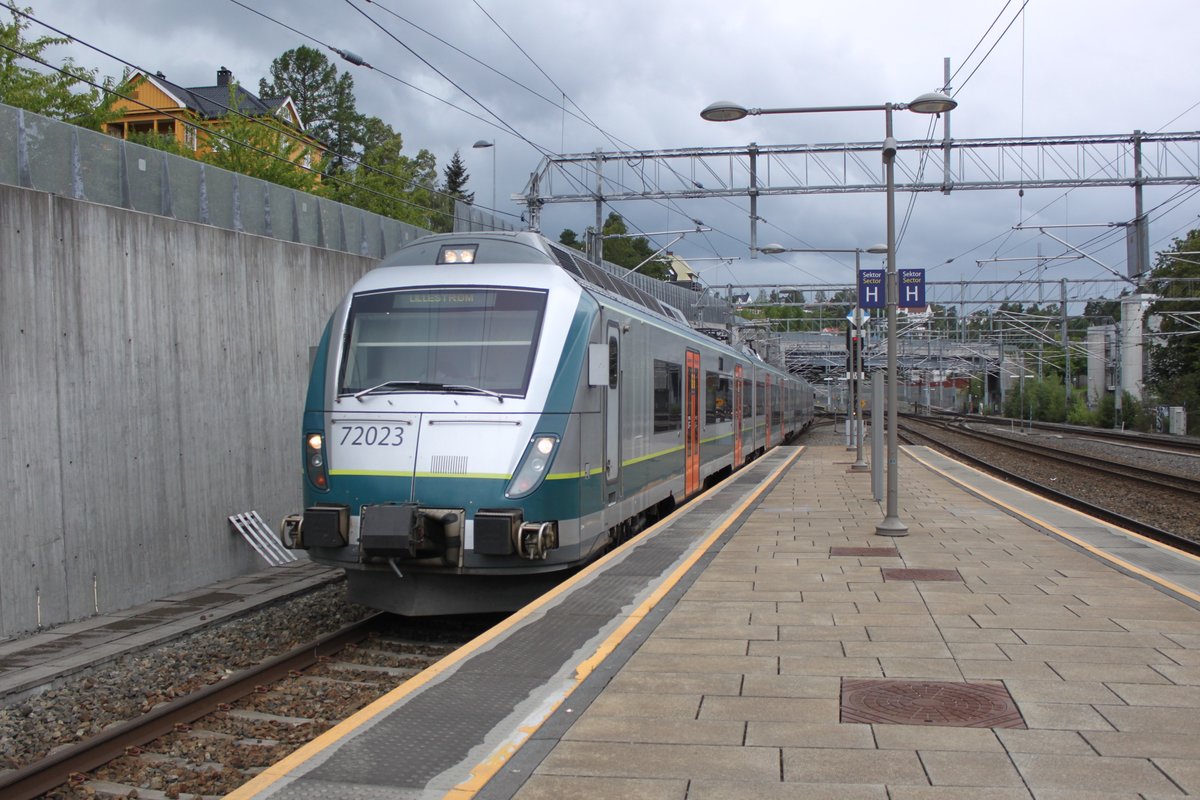 Am 31.07.2017 erreicht ein Zug der Linie L1 nach Lillestrøm den Bahnhof Lysaker.