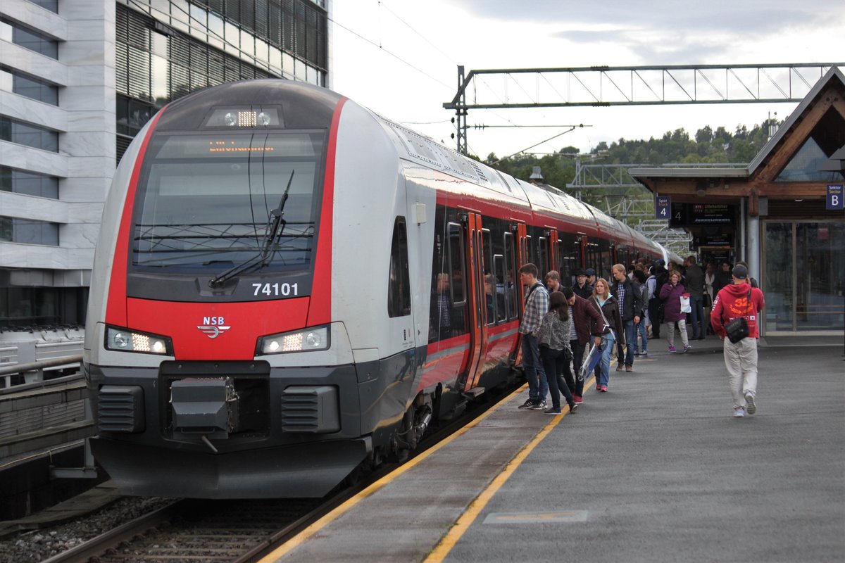 Am 31.07.2017 steht ein Zug der Linie R11 nach Lillehammer im Bahnhof Skøyen.