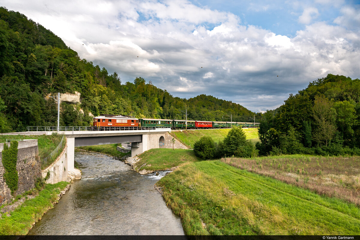 Am 31.07.2021 ist BLS Stiftung Ae 6/8 205 unterwegs mit einem Extrazug von Vallorbe nach Bern und konnte hier auf der neuen Brücke bei Moudon aufgenommen werden.