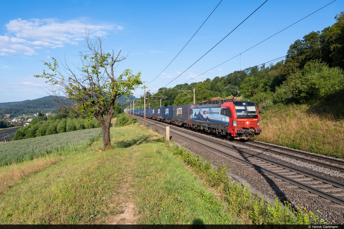 Am 31.07.2022 ist SBB Cargo 193 464 unterwegs von Basel Bad Bf nach Milano SM und konnte hier bei Umiken am Bözberg aufgenommen werden