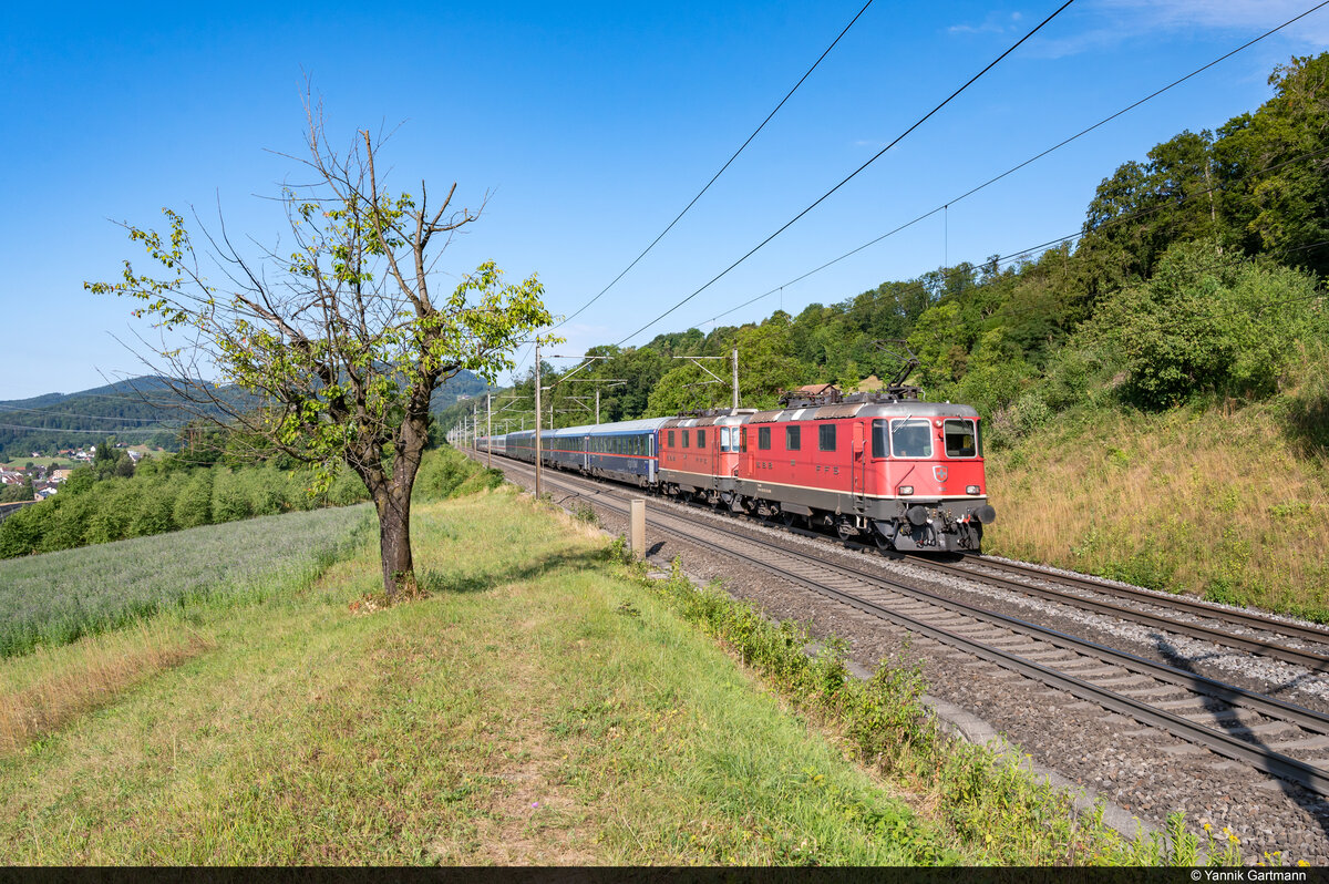 Am 31.07.2022 sind SBB Re 420 181 und Re 420 152 unterwegs mit dem NJ 471 von (Berlin,) Basel SBB nach Zürich HB und konnten hier bei Umiken am Bözberg aufgenommen werden